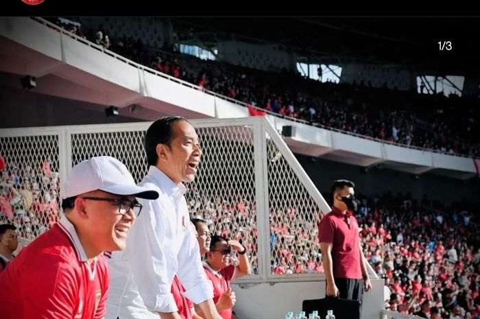 Presiden Joko Widodo turut menyaksikan laga antara timnas Indonesia versus Vietnam di Stadion Utama Gelora Bung Karno, Jakarta, pada Jumat (6/1/2023)