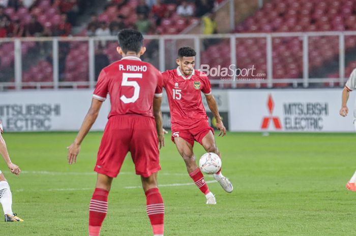 Gelandang timnas Indonesia, Ricky Kambuaya, sedang menguasai bola dalam laga leg pertama semifinal Piala AFF 2022 di Stadion Gelora Bung Karno, Senayan, Jakarta, 6 Januari 2023.