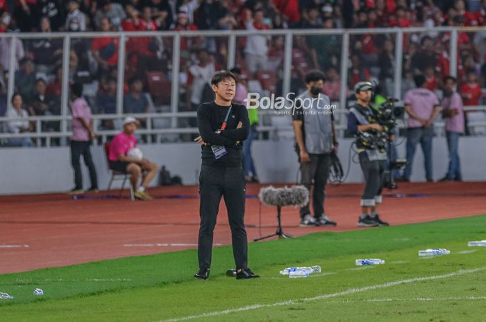 Pelatih timnas Indonesia, Shin Tae-yong, sedang memantau para pemainnya bertanding dalam laga leg pertama semifinal Piala AFF 2022 di Stadion Gelora Bung Karno, Senayan, Jakarta, 6 Januari 2023.