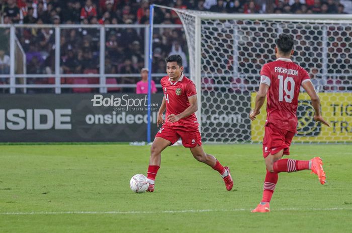 Bek sayap kanan timnas Indonesia, Asnawi Mangkualam Bahar (kiri), sedang menguasai bola dalam laga leg pertama semifinal Piala AFF 2022 di Stadion Gelora Bung Karno, Senayan, Jakarta, 6 Januari 2023.