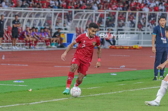 Pemain timnas Indonesia, Yakob Sayuri, sedang menguasai bola dalam laga leg pertama semifinal Piala AFF 2022 di Stadion Gelora Bung Karno, Senayan, Jakarta, 6 Januari 2023.