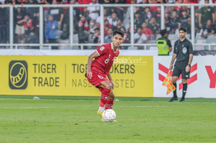 Gelandang timnas Indonesia, Marselino Ferdinan, sedang menguasai bola dalam laga leg pertama semifinal Piala AFF 2022 di Stadion Gelora Bung Karno, Senayan, Jakarta, 6 Januari 2023.