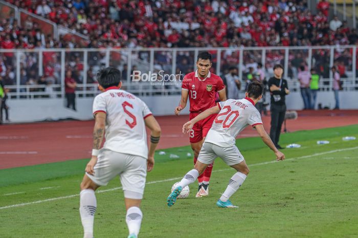 Pemain timnas Indonesia, Rachmat Irianto (tengah), sedang menguasai bola dalam laga leg pertama semifinal Piala AFF 2022 di Stadion Gelora Bung Karno, Senayan, Jakarta, 6 Januari 2023.
