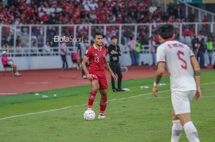 Pemain timnas Indonesia, Rachmat Irianto, sedang menguasai bola dalam laga leg pertama semifinal Piala AFF 2022 di Stadion Gelora Bung Karno, Senayan, Jakarta, 6 Januari 2023.