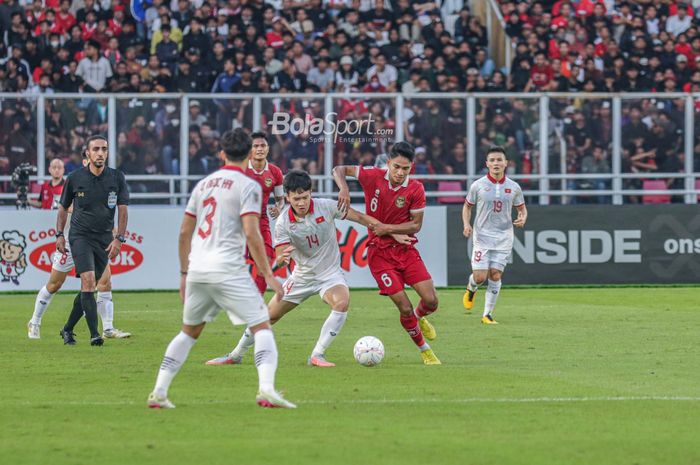 Gelandang timnas Indonesia, Marselino Ferdinan (kanan), sedang berebut bola dengan pemain timnas Vietnam di Stadion Gelora Bung Karno, Senayan, Jakarta, 6 Januari 2023.