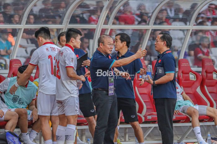 Pelatih timnas Vietnam, Park Hang-seo, sedang memberikan intruksi kepada salah satu pemainnya dalam laga leg pertama semifinal Piala AFF 2022 di Stadion Gelora Bung Karno, Senayan, Jakarta, 6 Januari 2023.