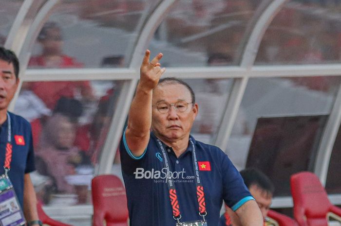 Mantan pelatih timnas Vietnam, Park Hang-seo, sedang memberikan intruksi kepada para pemainnya dalam laga leg pertama semifinal Piala AFF 2022 di Stadion Gelora Bung Karno, Senayan, Jakarta, 6 Januari 2023.
