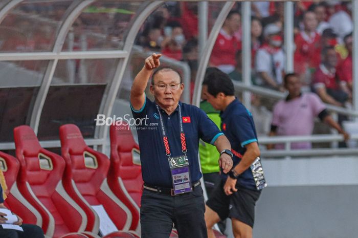 Pelatih timnas Vietnam, Park Hang-seo, sedang memberikan intruksi kepada para pemainnya dalam laga leg pertama semifinal Piala AFF 2022 di Stadion Gelora Bung Karno, Senayan, Jakarta, 6 Januari 2023.
