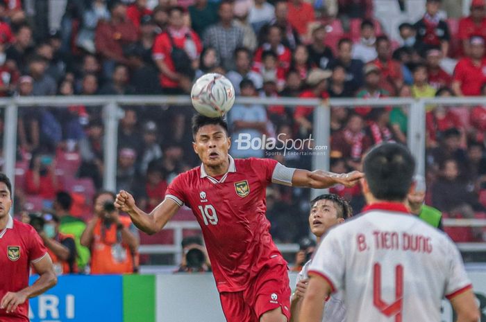 Bek timnas Indonesia, Fachruddin Aryanto, tampak sedang menyundul bola dalam laga leg pertama semifinal Piala AFF 2022 di Stadion Gelora Bung Karno, Senayan, Jakarta, 6 Januari 2023.
