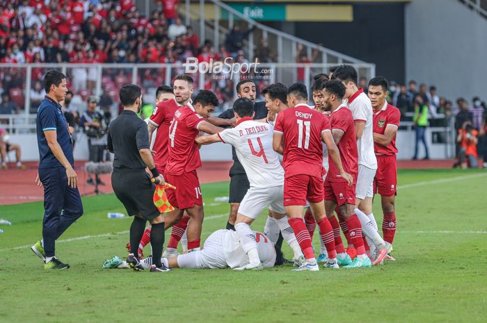 Tensi sengit sempat mewarnai pertemuan timnas Indonesia versus timnas Vietnam dalam laga leg pertama semifinal Piala AFF 2022 di Stadion Gelora Bung Karno, Senayan, Jakarta, 6 Januari 2023.