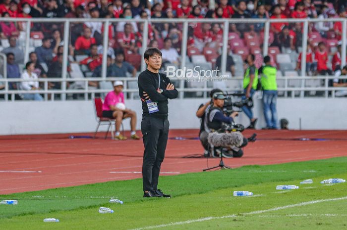 Pelatih timnas Indonesia, Shin Tae-yong, sedang memantsu para pemainnya bertanding dalam laga leg pertama semifinal Piala AFF 2022 di Stadion Gelora Bung Karno, Senayan, Jakarta, 6 Januari 2023.