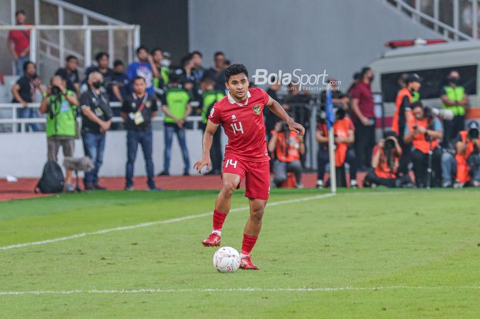 Bek sayap kanan timnas Indonesia, Asnawi Mangkualam Bahar, sedang menguasai bola dalam laga leg pertama semifinal Piala AFF 2022 di Stadion Gelora Bung Karno, Senayan, Jakarta, 6 Januari 2023.
