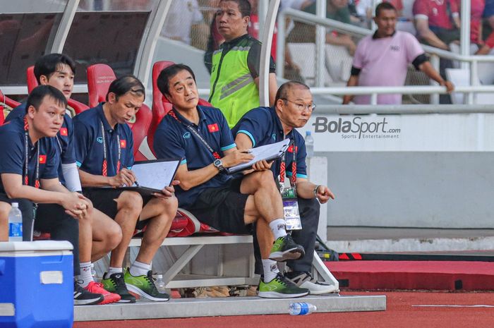 Pelatih timnas Vietnam, Park Hang-seo (kanan), sedang memantau para pemainnya bertanding dalam laga leg pertama semifinal Piala AFF 2022 di Stadion Gelora Bung Karno, Senayan, Jakarta, 6 Januari 2023.