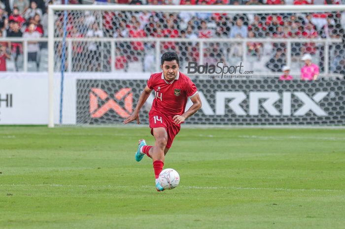 Bek sayap kanan timnas Indonesia, Asnawi Mangkualam Bahar, sedang menguasai bola dalam laga leg pertama semifinal Piala AFF 2022 di Stadion Gelora Bung Karno, Senayan, Jakarta, 6 Januari 2023.