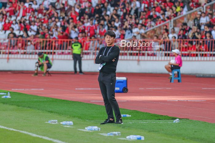 Pelatih timnas Indonesia, Shin Tae-yong, sedang memantau para pemainnya bertanding dalam laga leg pertama semifinal Piala AFF 2022 di Stadion Gelora Bung Karno, Senayan, Jakarta, 6 Januari 2023.