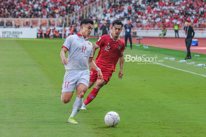 Pemain timnas Vietnam, Vu Van Thanh (kiri), sedang menguasai bola dan dibayangi pilar timnas Indonesia bernama Pratama Arhan dalam laga leg pertama semifinal Piala AFF 2022 di Stadion Gelora Bung Karno, Senayan, Jakarta, 6 Januari 2023.