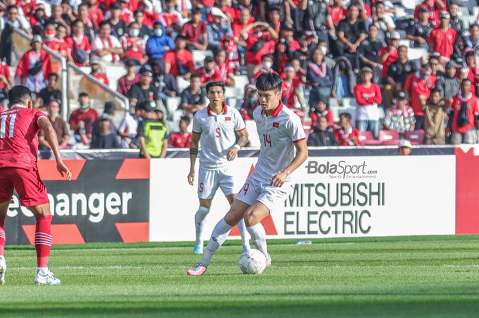 Pemain timnas Vietnam, Nguyen Hoang Duc (kanan), sedang menguasai bola saat bertanding dalam laga leg pertama semifinal Piala AFF 2022 di Stadion Gelora Bung Karno, Senayan, Jakarta, 6 Januari 2023.