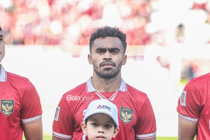 Pemain timnas Indonesia, Yakob Sayuri, saat sedang berbaris jelang bertanding dalam laga leg pertama semifinal Piala AFF 2022 di Stadion Gelora Bung Karno, Senayan, Jakarta, 6 Januari 2023.