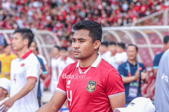 Bek sayap kanan timnas Indonesia, Asnawi Mangkualam Bahar, sedang memasuki lapangan jelang bertanding dalam laga leg pertama semifinal Piala AFF 2022 di Stadion Gelora Bung Karno, Senayan, Jakarta, 6 Januari 2023.