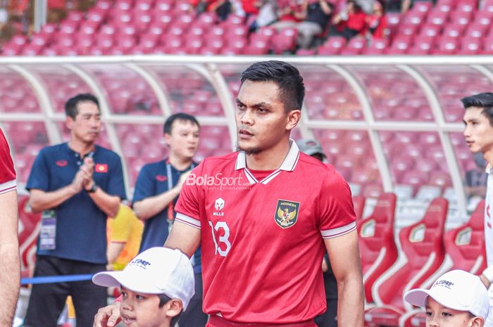 Pemain timnas Indonesia, Rachmat Irianto, sedang memasuki lapangan jelang bertanding dalam laga leg pertama semifinal Piala AFF 2022 di Stadion Gelora Bung Karno, Senayan, Jakarta, 6 Januari 2023.