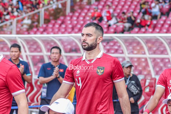 Bek naturalisasi timnas Indonesia, Jordi Amat, sedang memasuki lapangan jelang bertanding dalam laga leg pertama semifinal Piala AFF 2022 di Stadion Gelora Bung Karno, Senayan, Jakarta, 6 Januari 2023.