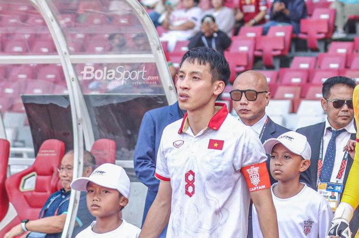 Kapten timnas Vietnam, Do Hung Dung, sedang memasuki lapangan bertanding dalam laga leg pertama semifinal Piala AFF 2022 di Stadion Gelora Bung Karno, Senayan, Jakarta, 6 Januari 2023.