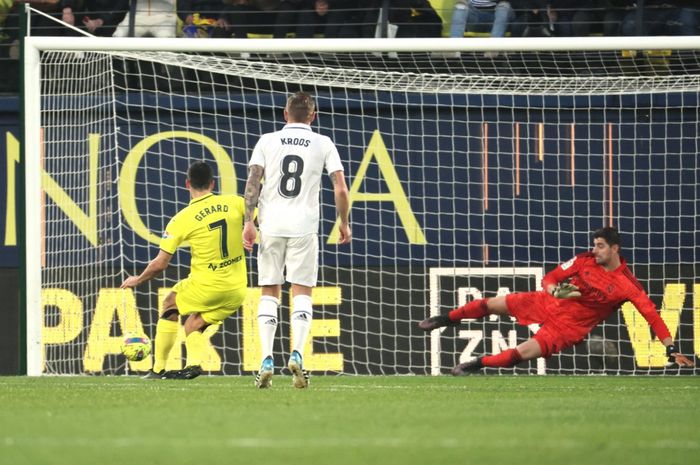 Penyerang Villarreal, Gerard Moreno, mencetak gol ke gawang Real Madrid dalam laga Liga Spanyol di Stadion de la Ceramica, Sabtu (7/1/2023).