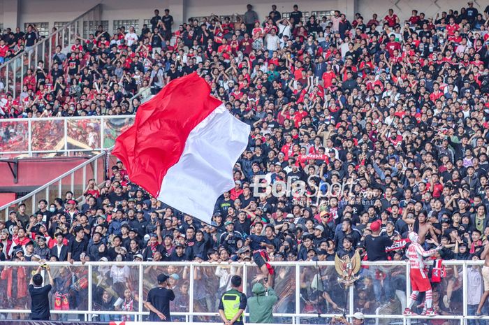 Aksi suporter timnas Indonesia (pendukung timnas Indonesia) di Stadion Gelora Bung Karno, Senayan, Jakarta, 6 Januari 2023.