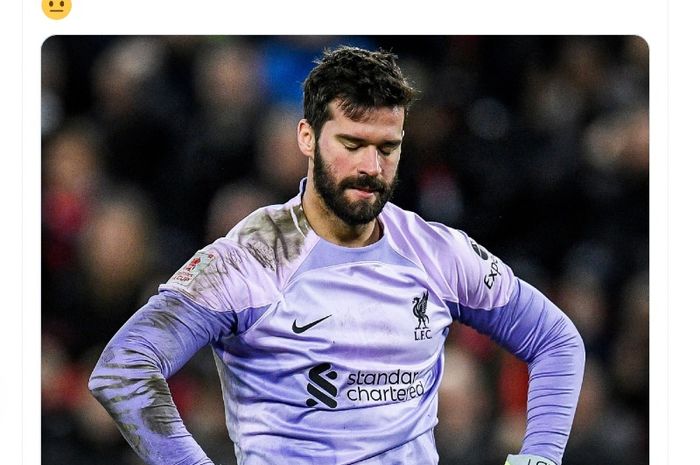 Kiper Liverpool, Alisson, saat tampil pada babak ketiga Piala FA melawan Wolverhampton Wanderers di Anfield, Sabtu (7/12/2023) waktu setempat atau Minggu dini hari WIB.