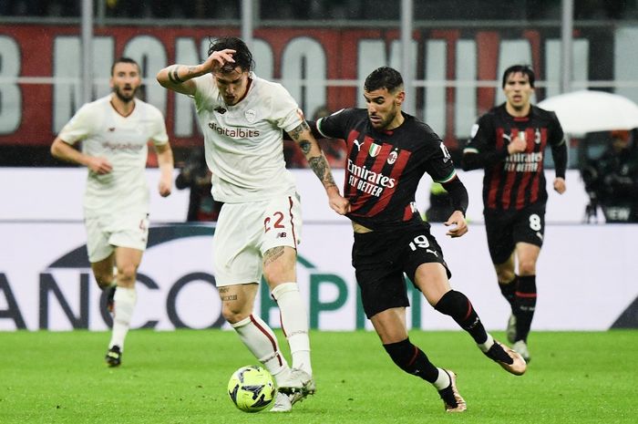 Gelandang AS Roma, Nicolo Zaniolo (kiri), berebut bola dengan bek AC Milan, Theo Hernandez (kanan), dalam giornata 17 Liga Italia 2022-2023 di Stadion San Siro, Minggu (8/1/2023).