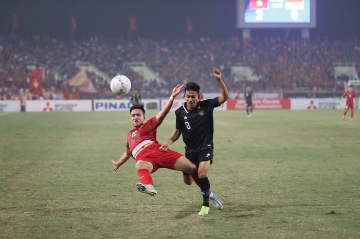 Suasana pertandingan antara timnas Indonesia versus Vietnam pada laga leg kedua babak semifinal Piala AFF 2022, di Stadion My Dinh, Hanoi, Vietnam pada Senin (9/1/2023)