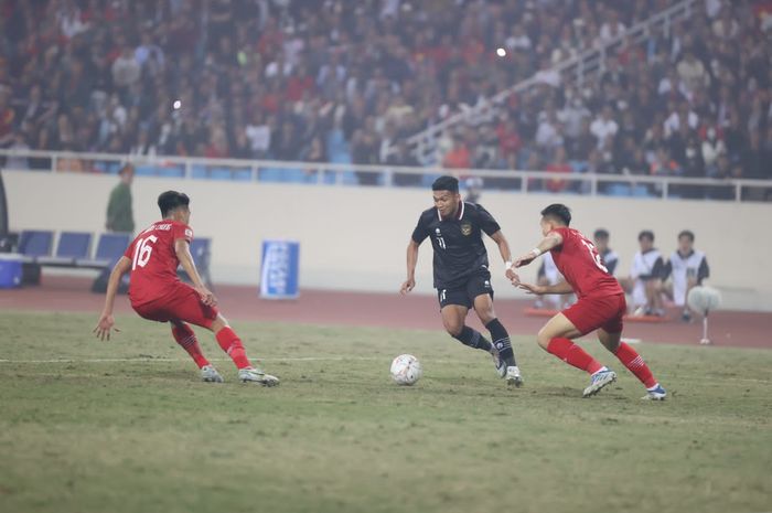 Striker timnas Indonesia, Dendy Sulistyawan dalam laga leg kedua semifinal Piala AFF 2022 melawan Vietnam, di Stadion My Dinh, Hanoi, Vietnam pada Senin (9/1/2023)