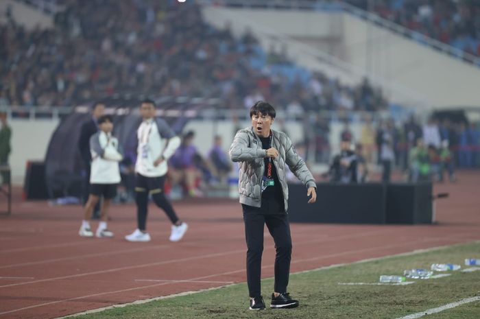 Pelatih timnas Indonesia, Shin Tae-yong dalam laga leg kedua semifinal Piala AFF 2022 melawan Vietnam, di Stadion My Dinh, Hanoi, Vietnam pada Senin (9/1/2023)