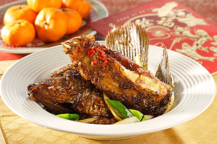 Hidangan gurame goreng saus mentega.