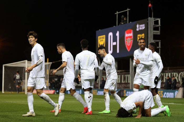 Para pemain Arsenal merayakan gol Mohamed Elneny ke gawang Oxford United dalam laga putaran ketiga Piala FA di Kassam Stadium, Senin (9/1/2023).