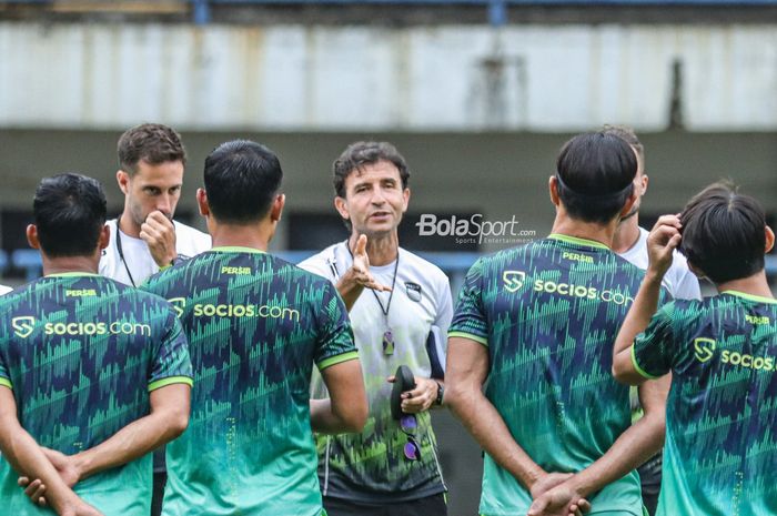 Pelatih Persib Bandung, Luis Milla (tengah), sedang memberikan intruksi kepada para pemainnya saat berlatih di Stadion Gelora Bung Karno, Senayan, Jakarta, 10 Januari 2023.