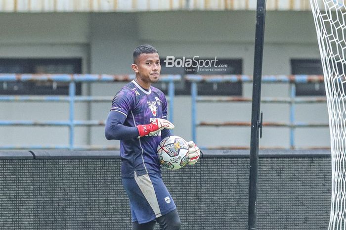 Kiper Persib Bandung, Teja Paku Alam, sedang menguasai bola saat berlatih di Stadion Gelora Bandung Lautan Api, Bandung, Jawa Barat, 10 Januari 2023.