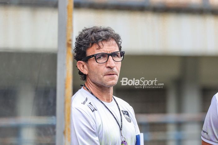 Pelatih Persib Bandung, Luis Milla, sedang memantau para pemainnya saat berlatih di Stadion Gelora Bandung Lautan Api, Bandung, Jawa Barat, 10 Januari 2023.