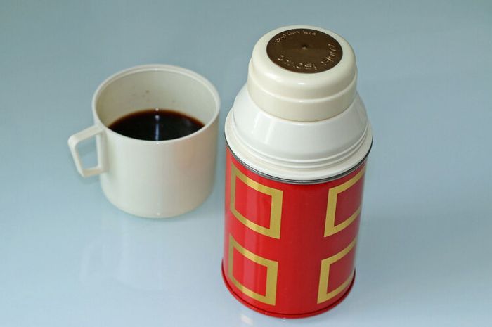 cara membersihkan kerak kopi di dalam botol termos