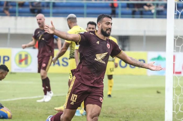 Pemain PSM Makassar saat selebrasi merayakan gol seusai membobol gawang Barito Putera dalam laga tunda pekan ke-6 Liga 1 2022-2023 di Stadion Demang Lehman, Banjarmasin, Selasa (10/1/2023).