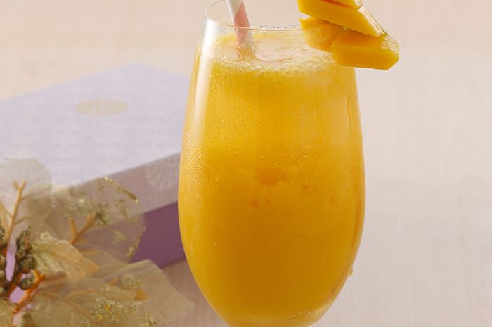 Hidangan es punch yoghurt mangga, minuman dingin menyegarkan untuk menu buka puasa Ramadhan