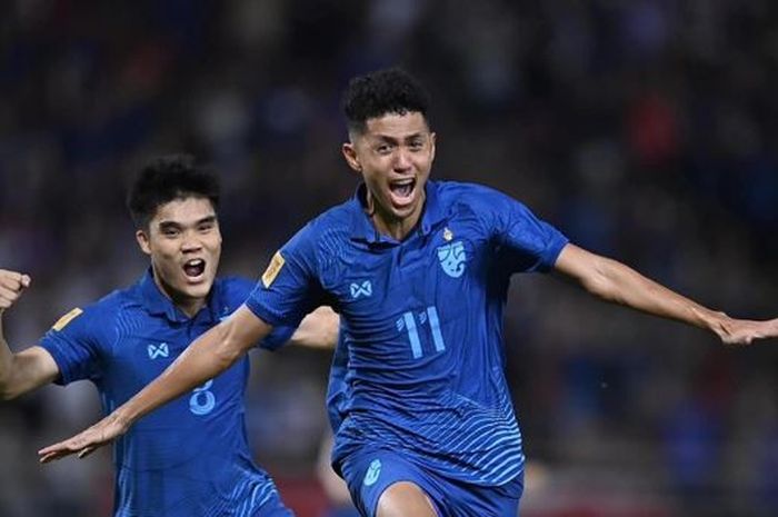 Pemain Timnas Thailand, Bordin Phala, melakukan selebrasi usai mencetak gol ke gawang Timnas Malaysia pada laga leg kedua babak semifinal Piala AFF 2022.