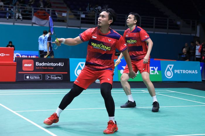 Ganda putra Indonesia, Mohammad Ahsan/Hendra Setiawan, saat bertanding pada babak pertama Malaysia Open 2023 di Axiata Arena, Kuala Lumpur, Selasa (10/1/2023).