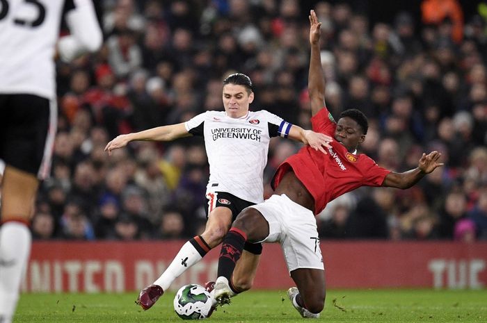 Kobbie Mainoo (kanan) jalani debut di Manchester United pada usia 17 tahun melawan Charlton Athletic di Piala Liga Inggris (10/1/2023).