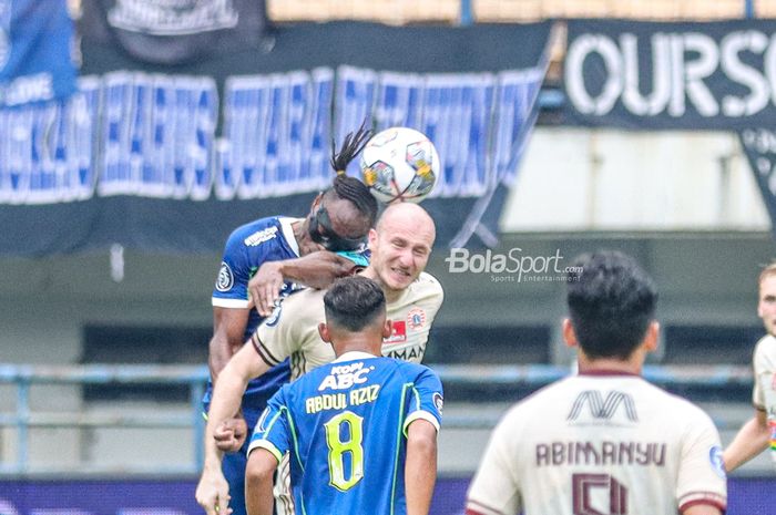 Pemain Persija Jakarta, Michael Krmencik saat berduel dengan pemain Persib Bandung dalam laga tunda pekan ke-11 Liga 1 2022-2023, di Stadion Gelora Bandung Lautan Api (GBLA), Bandung, Rabu (11/1/2023).