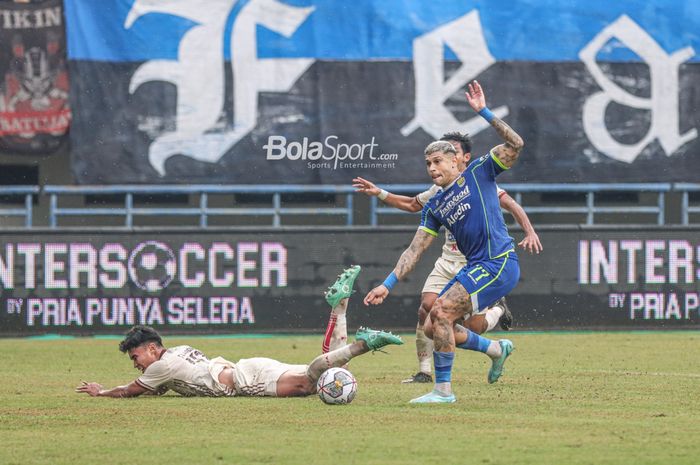 Striker Persib, Ciro Alves, mencetak gol ke gawang Persija yang dikawal kiper Andritany Ardhiyasa dalam laga tunda pekan ke-11 Liga 1, Rabu (11/1/2023) di Stadion Gelora Bandung Lautan Api.
