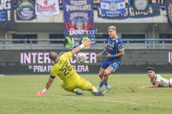 Striker Persib, Ciro Alves, mencetak gol ke gawang Persija yang dikawal kiper Andritany Ardhiyasa dalam laga tunda pekan ke-11 Liga 1, Rabu (11/1/2023) di Stadion Gelora Bandung Lautan Api.