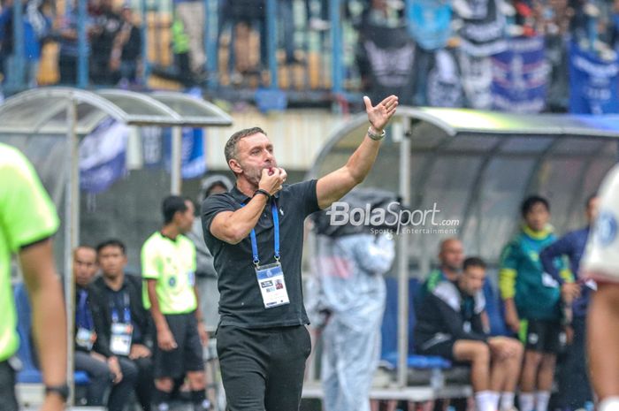 Pelatih Persija Jakarta, Thomas Doll, sedang memberikan intruksi kepada para pemainnya dalam laga tunda Liga 1 2022 di Stadion Gelora Bandung Lautan Api, Bandung, Jawa Barat, 11 Januari 2023.