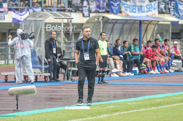 Pelatih Persija Jakarta, Thomas Doll, sedang memantau  para pemainnya dalam laga tunda Liga 1 2022 di Stadion Gelora Bandung Lautan Api, Bandung, Jawa Barat, 11 Januari 2023.