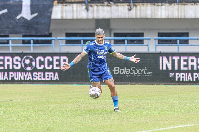 Striker Persib Bandung, Ciro Alves, sedang menguasai bola ketika bertanding dalam laga tunda pekan ke-11 Liga 1 2022 di Stadion Gelora Bandung Lautan Api, Bandung, Jawa Barat, 11 Januari 2023.